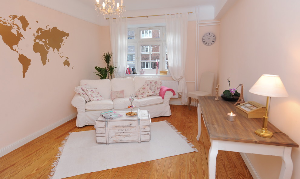 Mittelgroßes, Abgetrenntes Shabby-Style Musikzimmer ohne Kamin mit rosa Wandfarbe, hellem Holzboden, braunem Boden und verstecktem TV in Dortmund