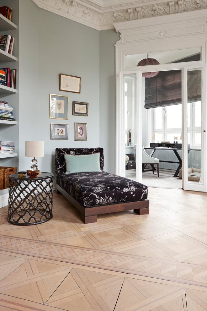 На фото: гостиная комната среднего размера в классическом стиле с серыми стенами, светлым паркетным полом, с книжными шкафами и полками и коричневым полом с