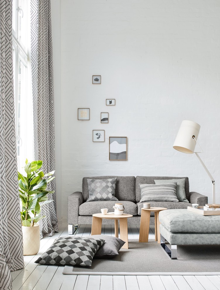Esempio di un piccolo soggiorno scandinavo chiuso con pareti bianche, pavimento in legno verniciato, nessun camino, nessuna TV e pavimento bianco