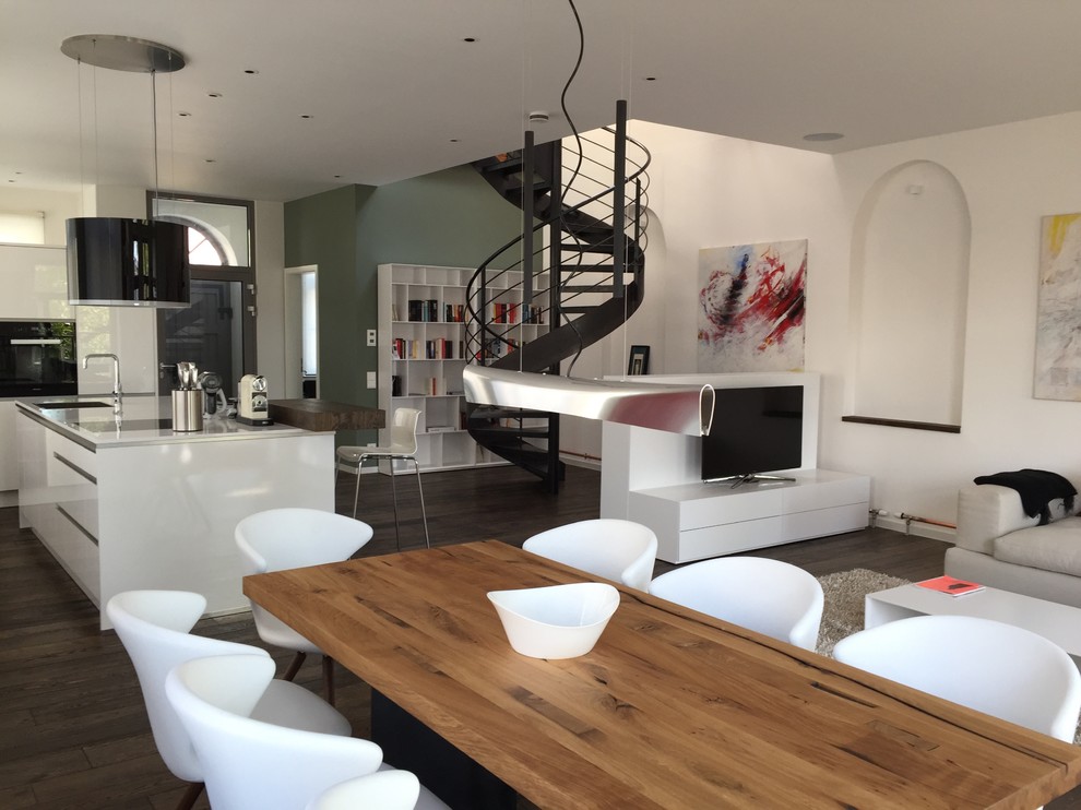 Offenes Modernes Wohnzimmer mit weißer Wandfarbe und TV-Wand in Stuttgart
