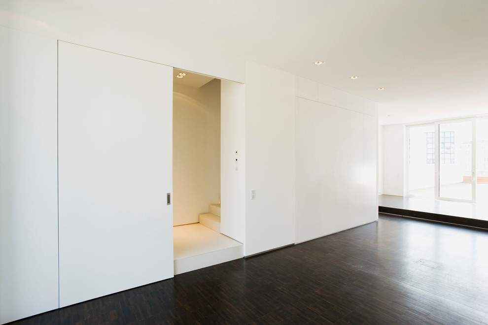 Geräumiges, Offenes Modernes Wohnzimmer mit weißer Wandfarbe und weißem Boden in Berlin