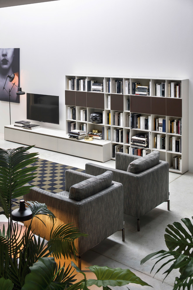 Große, Offene Moderne Bibliothek ohne Kamin mit weißer Wandfarbe, Betonboden, grauem Boden und freistehendem TV in Sonstige
