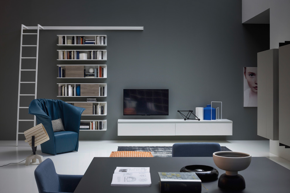 Modelo de sala de estar con biblioteca abierta moderna grande sin chimenea y televisor con paredes blancas, suelo de cemento y suelo blanco