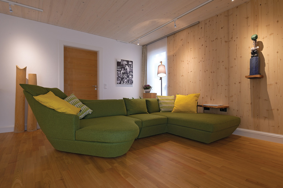 Пример оригинального дизайна: открытая гостиная комната среднего размера в скандинавском стиле с белыми стенами