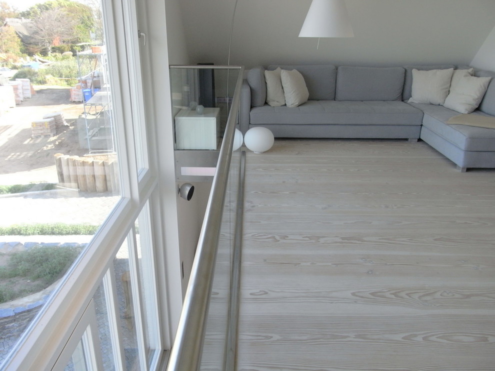 Inspiration för ett mellanstort minimalistiskt vardagsrum, med vita väggar och ljust trägolv