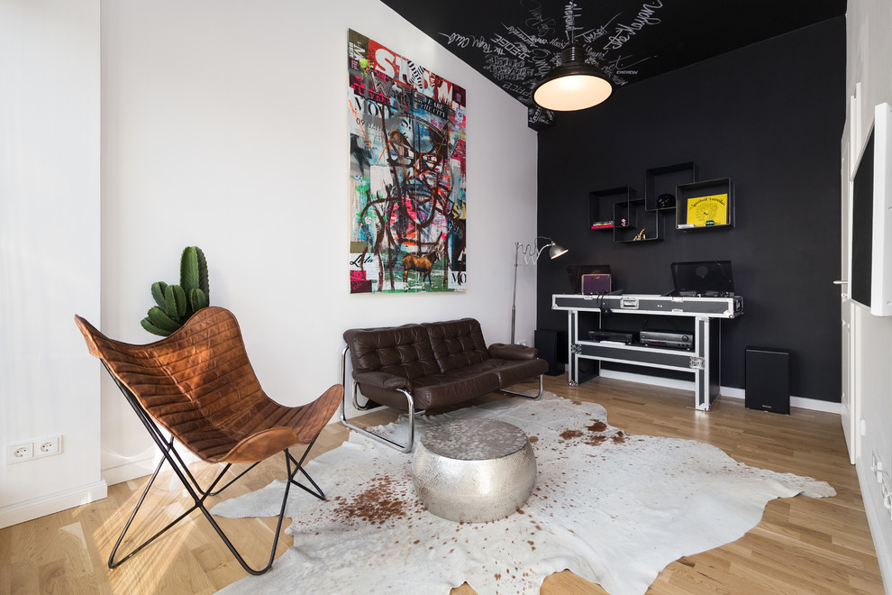 Aménagement d'une petite salle de séjour éclectique ouverte avec une salle de musique, un mur multicolore, un sol en bois brun et un téléviseur fixé au mur.
