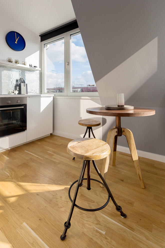 Immagine di un piccolo soggiorno design con pavimento in legno massello medio
