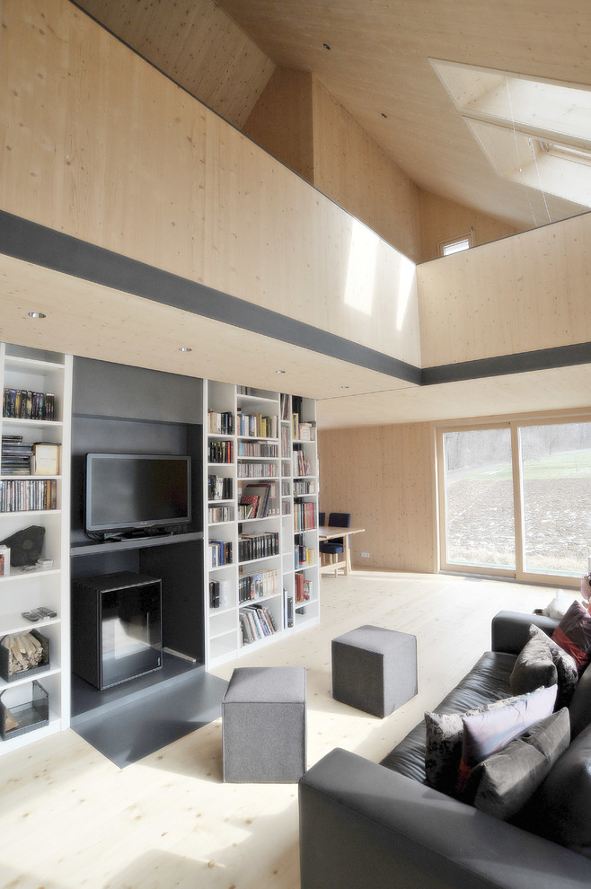 Großes, Offenes Modernes Wohnzimmer mit beiger Wandfarbe, hellem Holzboden, Kaminofen und Multimediawand in Stuttgart