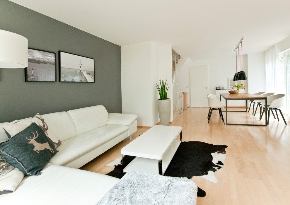 Foto di un soggiorno nordico di medie dimensioni e aperto con parquet chiaro, nessun camino, pavimento marrone e pareti multicolore