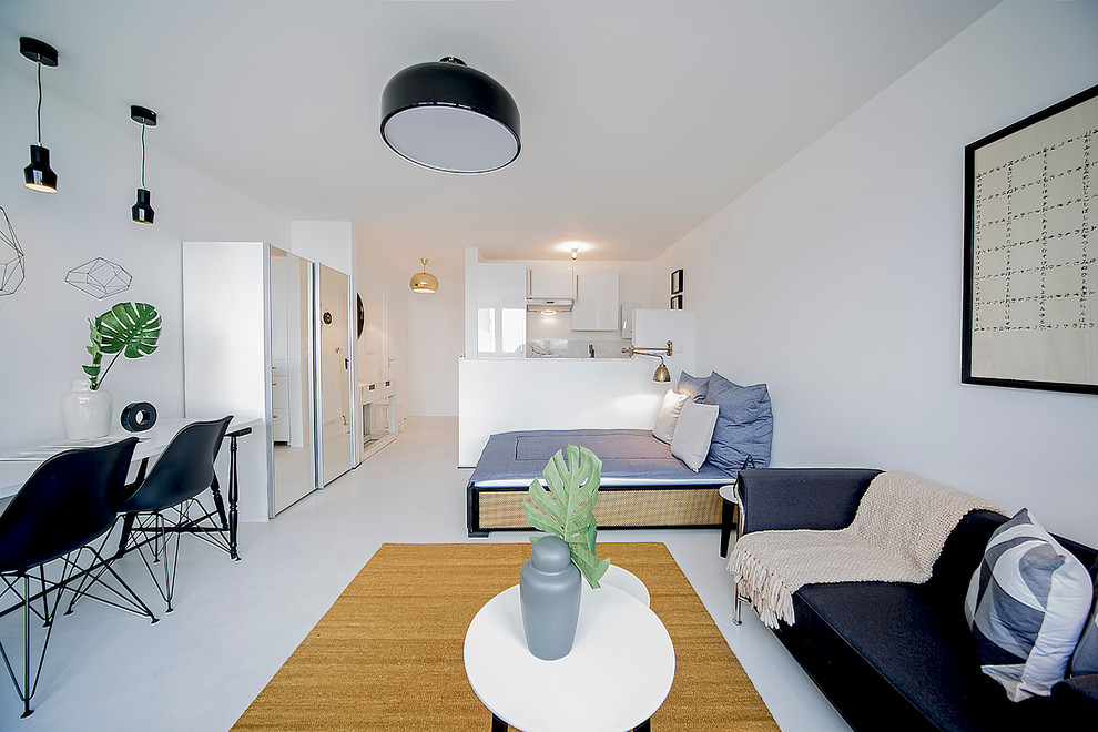 Идея дизайна: маленькая открытая гостиная комната в стиле фьюжн с белыми стенами для на участке и в саду