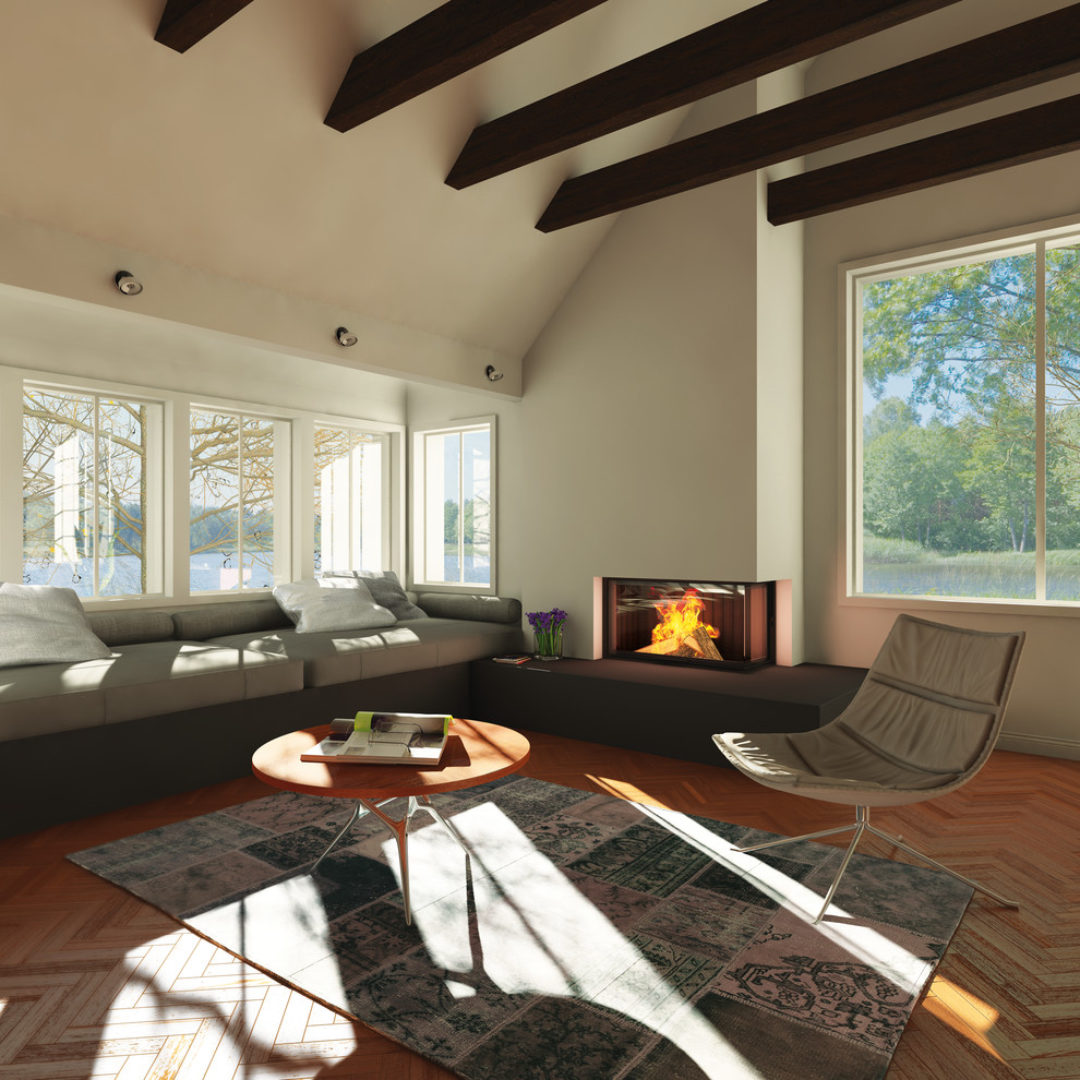 Imagen de sala de estar abierta contemporánea grande con paredes beige, suelo de madera en tonos medios y chimenea de esquina