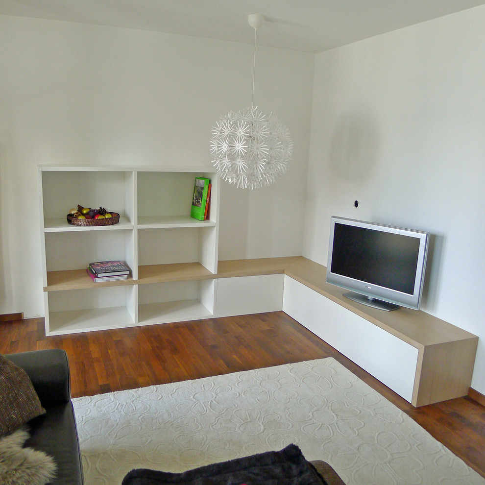Mittelgroßes, Abgetrenntes Modernes Wohnzimmer mit weißer Wandfarbe, braunem Holzboden, Multimediawand und braunem Boden in München