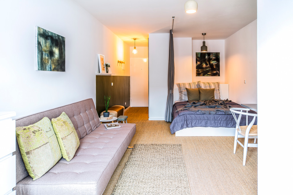 На фото: маленькая открытая гостиная комната в стиле неоклассика (современная классика) с белыми стенами, ковровым покрытием и красивыми шторами без камина, телевизора для на участке и в саду