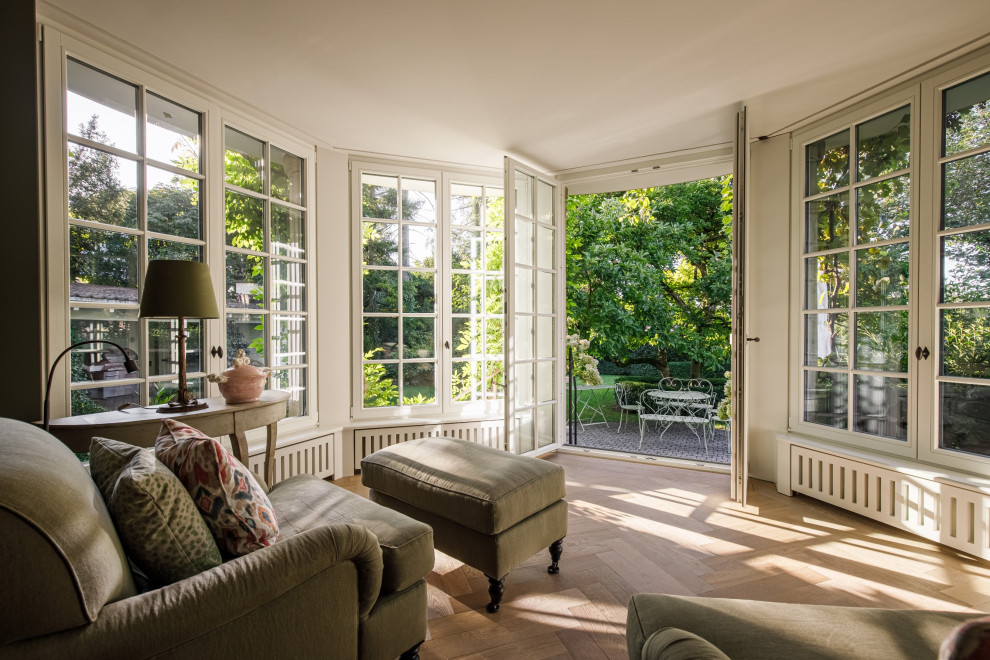 Repräsentatives Country Wohnzimmer mit hellem Holzboden und beigem Boden in München