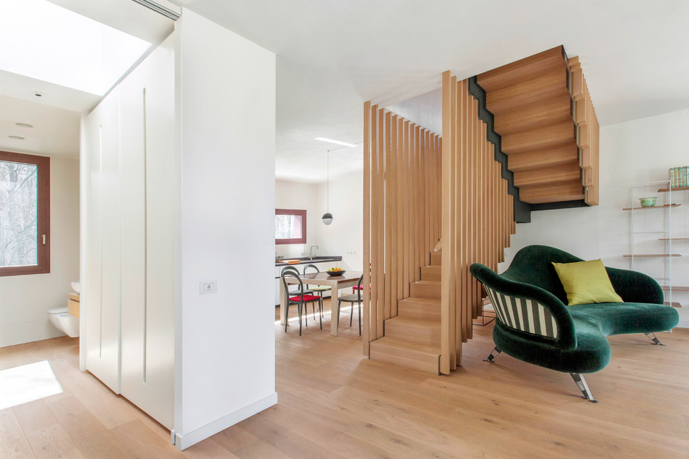 Immagine di un soggiorno design con parquet chiaro e pavimento beige