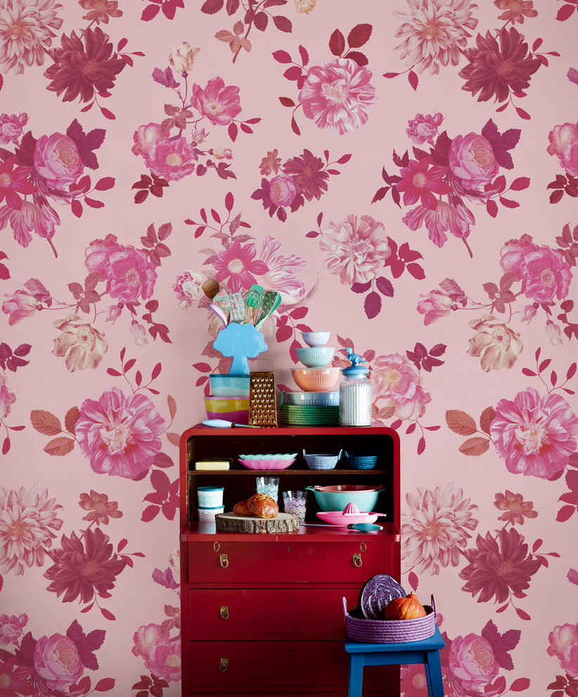 Inredning av ett shabby chic-inspirerat vardagsrum, med rosa väggar och vinylgolv