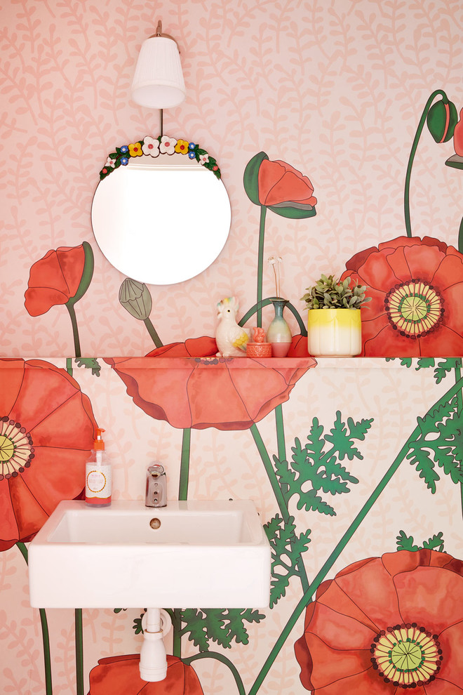 Idéer för ett shabby chic-inspirerat vardagsrum, med rosa väggar och vinylgolv