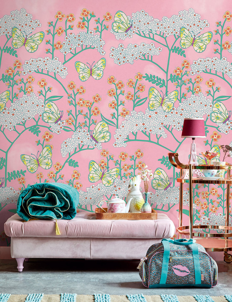 Идея дизайна: гостиная комната в стиле шебби-шик с розовыми стенами и полом из винила