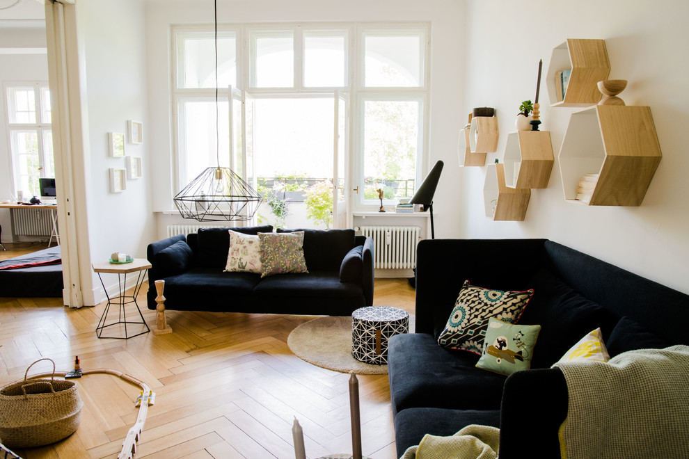 Repräsentatives, Mittelgroßes, Abgetrenntes Eklektisches Wohnzimmer ohne Kamin mit weißer Wandfarbe und hellem Holzboden in Berlin