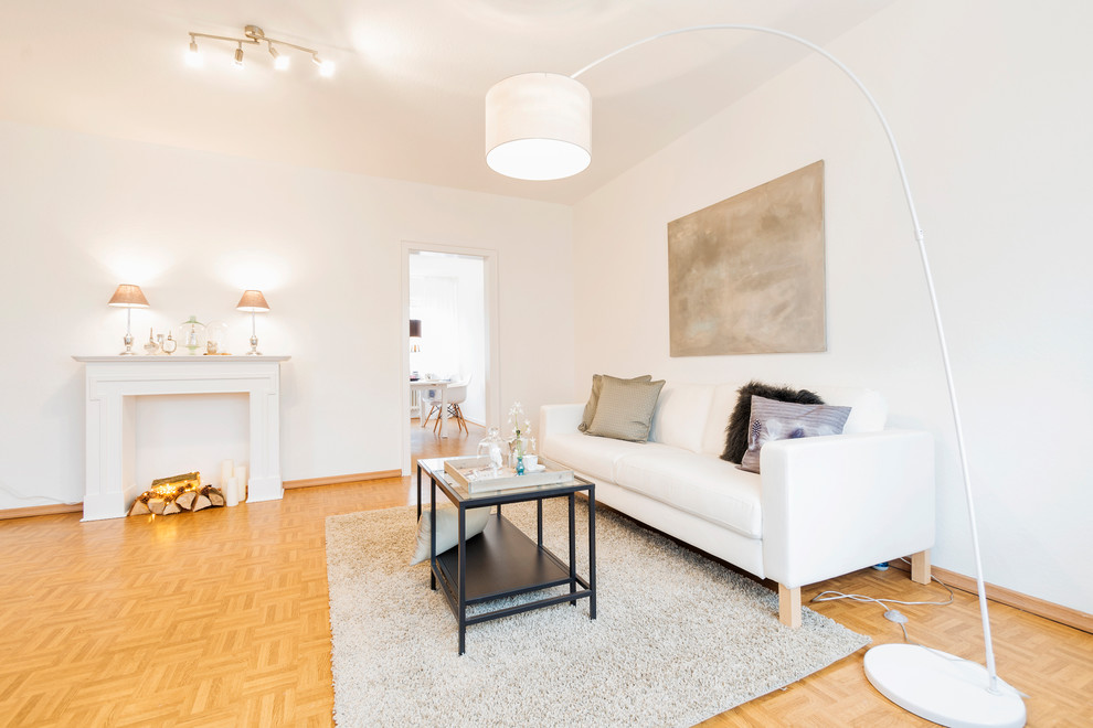 Идея дизайна: изолированная гостиная комната среднего размера в современном стиле с белыми стенами, паркетным полом среднего тона и коричневым полом без камина, телевизора