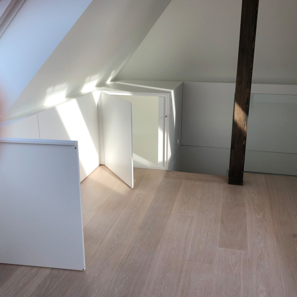 Идея дизайна: большая открытая гостиная комната в современном стиле с с книжными шкафами и полками, белыми стенами, светлым паркетным полом и белым полом