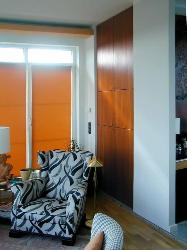 Großes, Repräsentatives Modernes Wohnzimmer im Loft-Stil mit weißer Wandfarbe und hellem Holzboden in Berlin