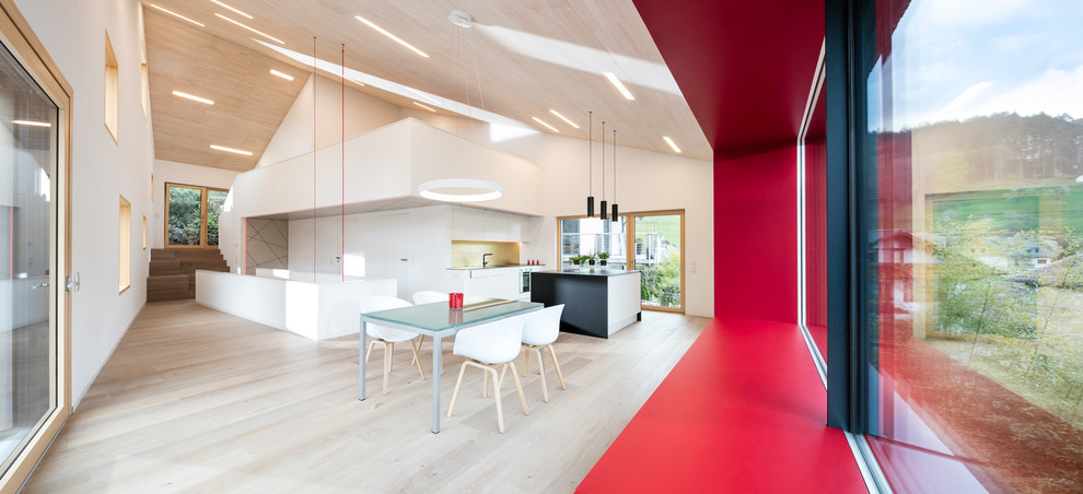 Idee per un grande soggiorno minimalista aperto con pareti bianche, pavimento in legno massello medio e pavimento marrone