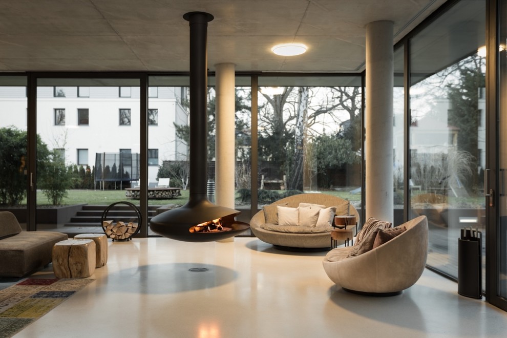 Стильный дизайн: большая открытая гостиная комната в стиле лофт с полом из линолеума, подвесным камином и серым полом - последний тренд