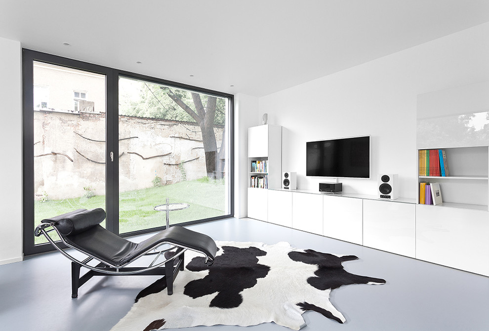 Imagen de salón cerrado actual de tamaño medio sin chimenea con paredes blancas y televisor colgado en la pared
