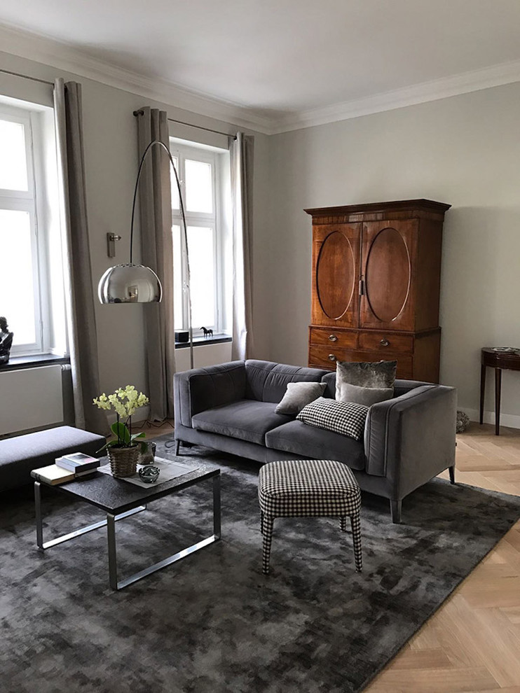Mittelgroßes, Repräsentatives, Fernseherloses, Abgetrenntes Klassisches Wohnzimmer ohne Kamin mit braunem Holzboden, grauer Wandfarbe und braunem Boden in Düsseldorf