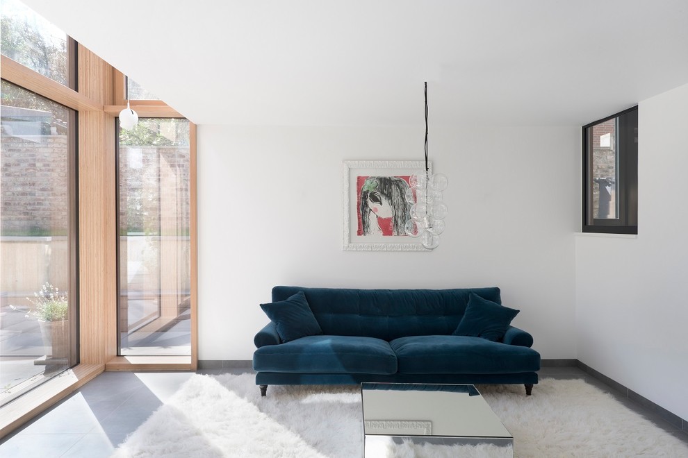 Kleines, Fernseherloses, Abgetrenntes Modernes Wohnzimmer ohne Kamin mit weißer Wandfarbe und grauem Boden in Düsseldorf