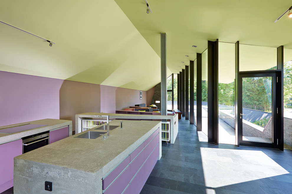 Mittelgroßes Modernes Wohnzimmer mit lila Wandfarbe, Schieferboden und grauem Boden in Berlin