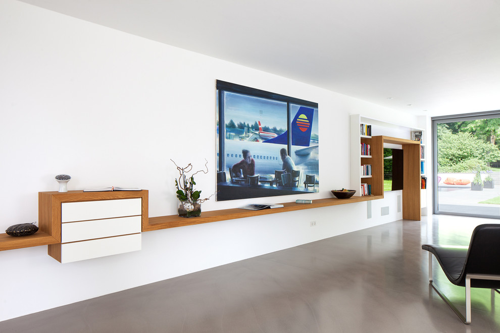 Inredning av ett modernt stort allrum, med vita väggar och en väggmonterad TV