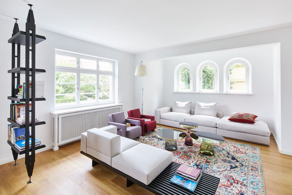 Modernes Wohnzimmer mit weißer Wandfarbe und hellem Holzboden in Köln