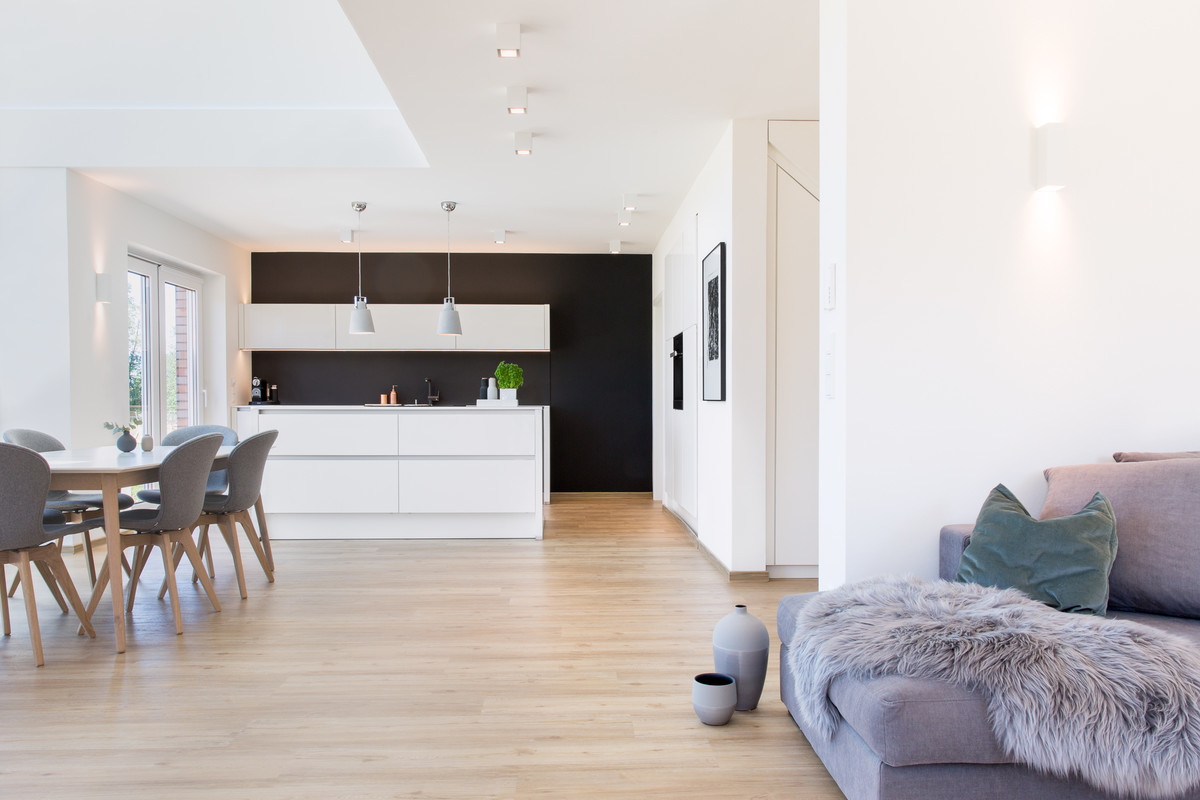 Imagen de salón abierto actual pequeño sin chimenea con paredes blancas, suelo vinílico, televisor independiente y suelo beige