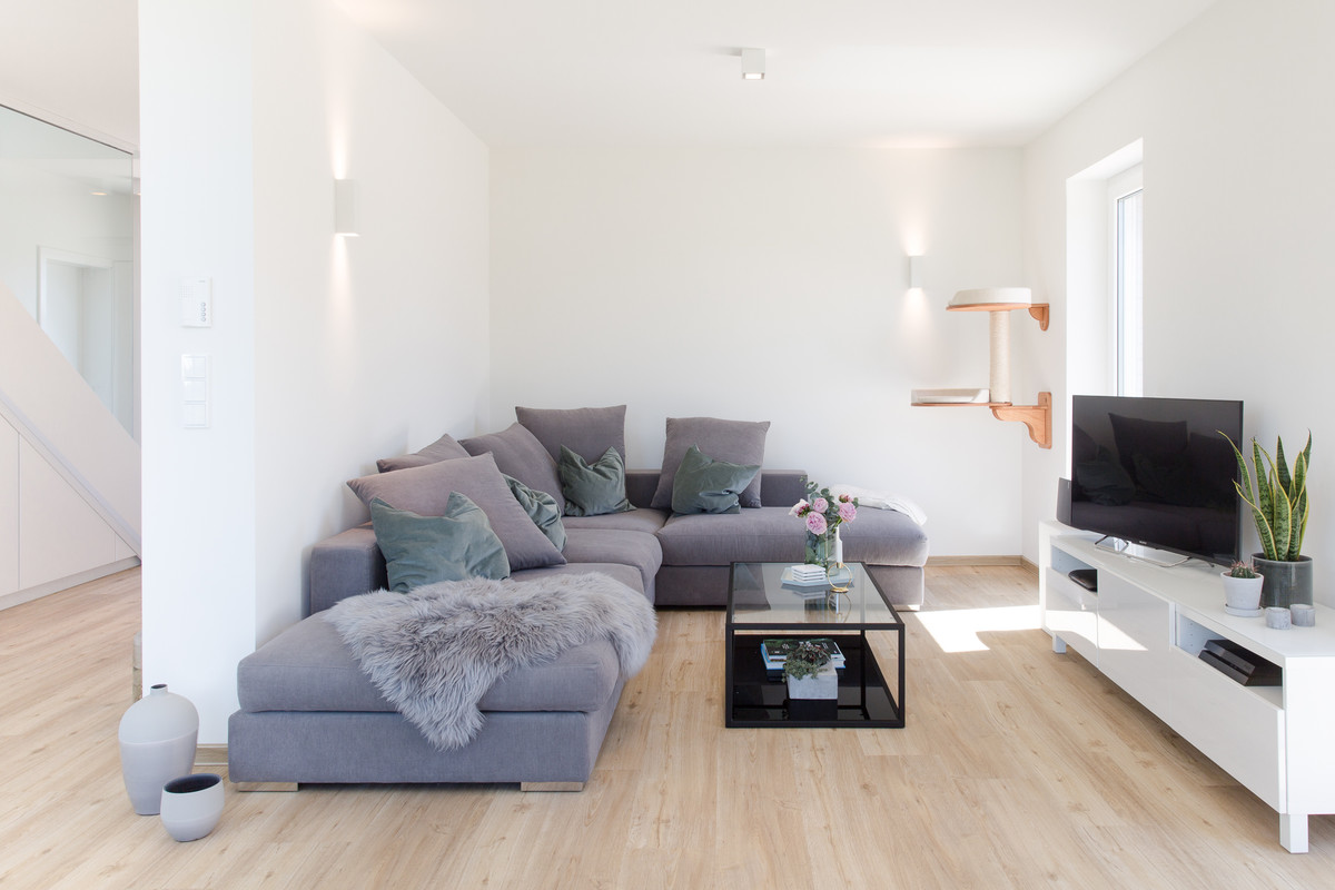 Kleines, Offenes Modernes Wohnzimmer ohne Kamin mit weißer Wandfarbe, Vinylboden, freistehendem TV und beigem Boden in Hamburg
