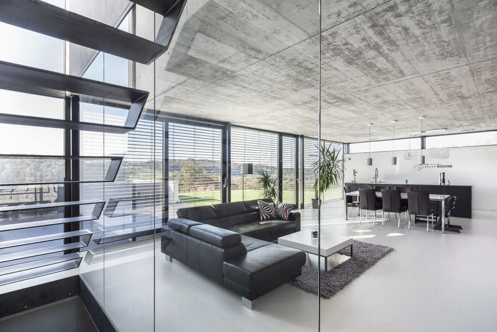 Großes, Offenes Modernes Wohnzimmer ohne Kamin mit weißer Wandfarbe in Stuttgart