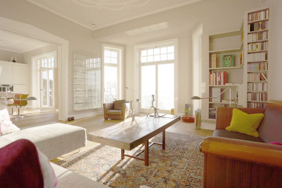 Mittelgroßes, Repräsentatives, Offenes, Fernseherloses Klassisches Wohnzimmer ohne Kamin mit weißer Wandfarbe und hellem Holzboden in Hamburg