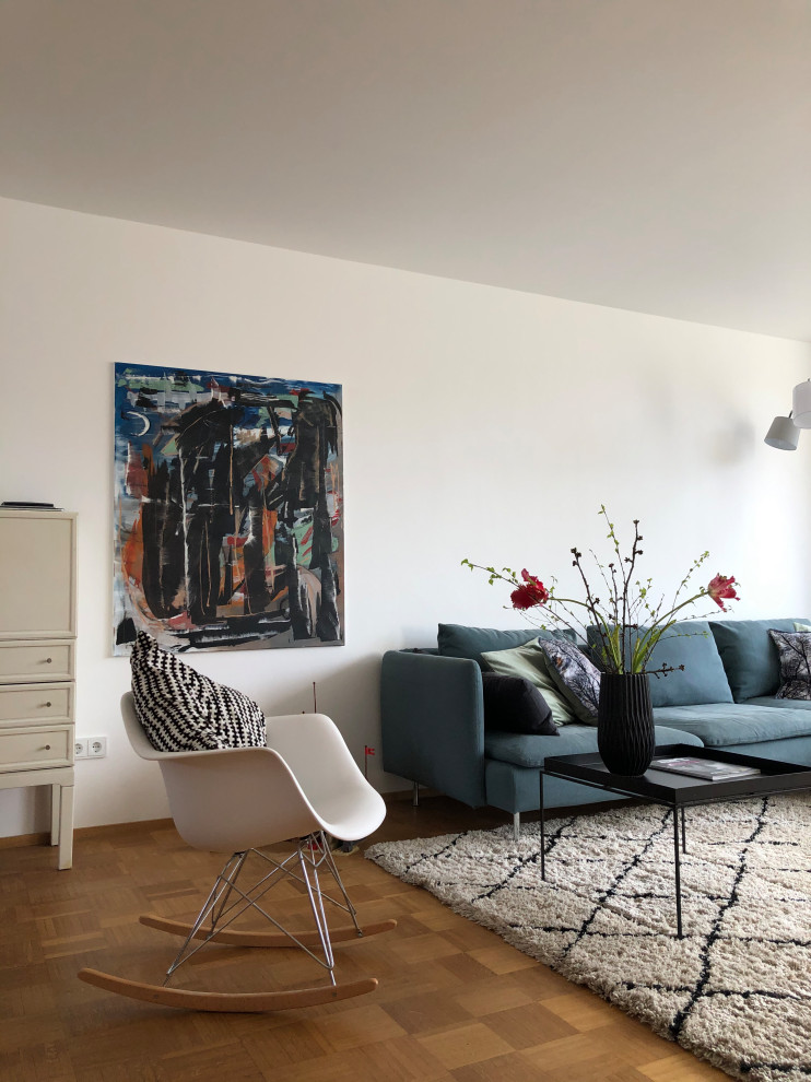 Modernes Wohnzimmer mit weißer Wandfarbe und TV-Wand in München