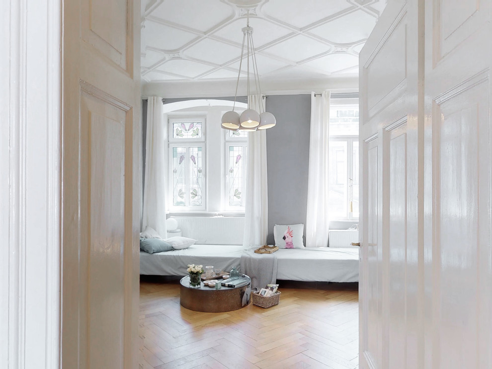 Идея дизайна: изолированная гостиная комната среднего размера в современном стиле с серыми стенами, паркетным полом среднего тона и бежевым полом без камина, телевизора