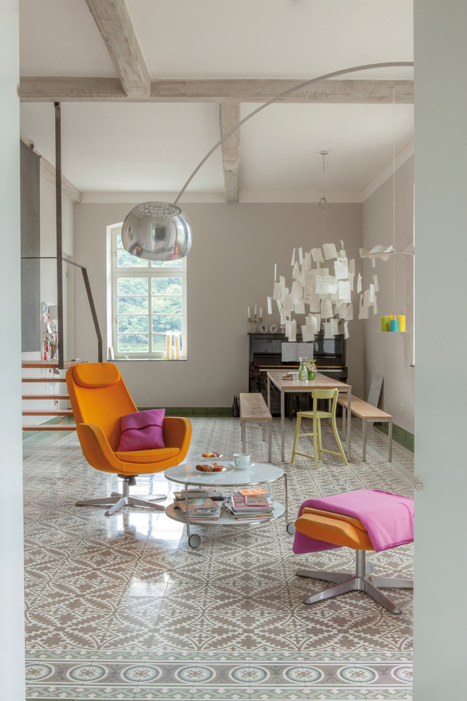 Стильный дизайн: большая гостиная комната в стиле фьюжн с серыми стенами, музыкальной комнатой и полом из керамической плитки - последний тренд