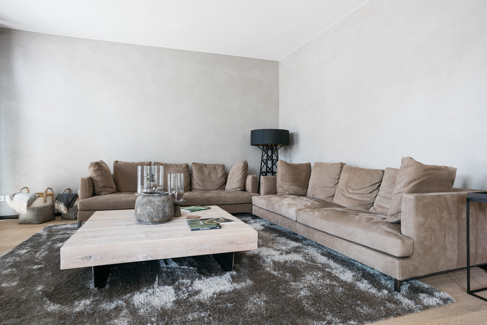Mittelgroßes, Fernseherloses, Abgetrenntes Modernes Wohnzimmer ohne Kamin mit grauer Wandfarbe, hellem Holzboden und beigem Boden in Hamburg
