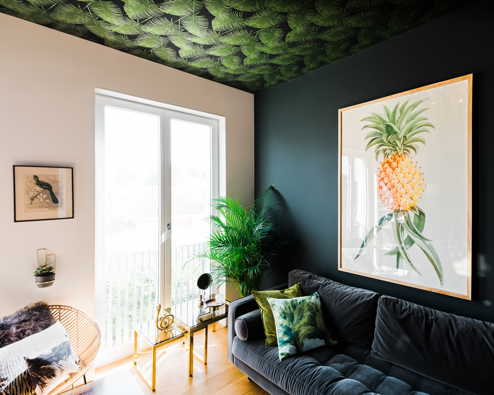 Kleines, Fernseherloses Mid-Century Wohnzimmer ohne Kamin mit hellem Holzboden, braunem Boden und grüner Wandfarbe in Hamburg