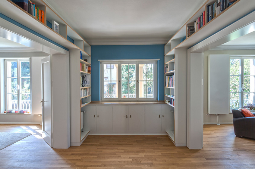 Свежая идея для дизайна: гостиная комната в современном стиле с синими стенами и паркетным полом среднего тона - отличное фото интерьера