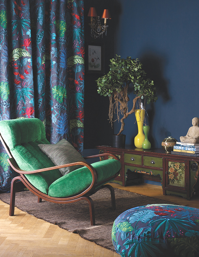 Imagen de sala de estar con biblioteca abierta vintage grande sin chimenea y televisor con paredes azules y suelo de madera clara