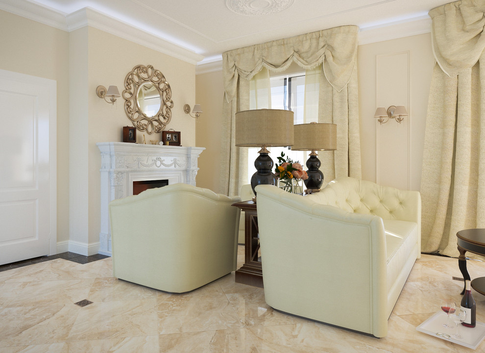 Modelo de sala de estar abierta clásica grande con paredes beige, suelo de mármol, todas las chimeneas, marco de chimenea de piedra y televisor colgado en la pared