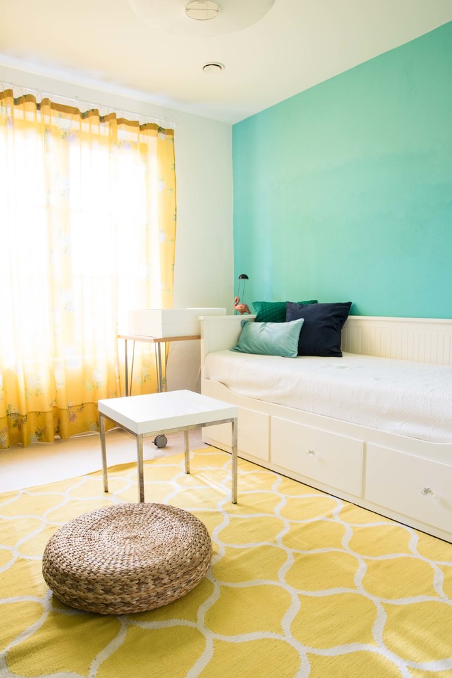 Источник вдохновения для домашнего уюта: гостиная комната в современном стиле с зелеными стенами