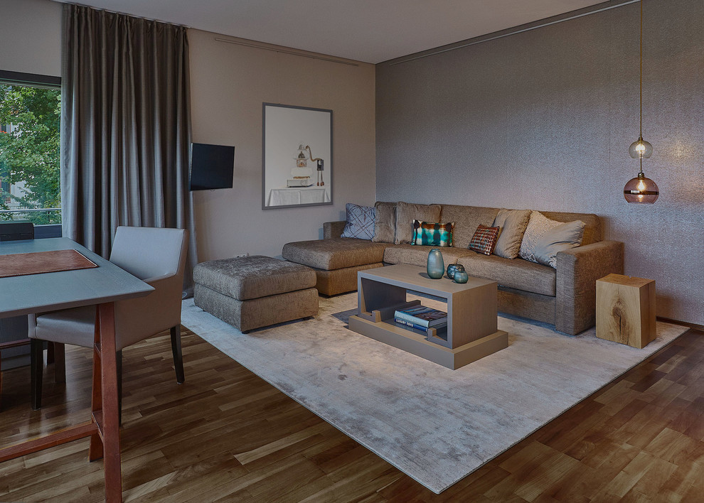 Großes, Fernseherloses, Abgetrenntes Modernes Wohnzimmer ohne Kamin mit beiger Wandfarbe, braunem Holzboden und braunem Boden in Berlin