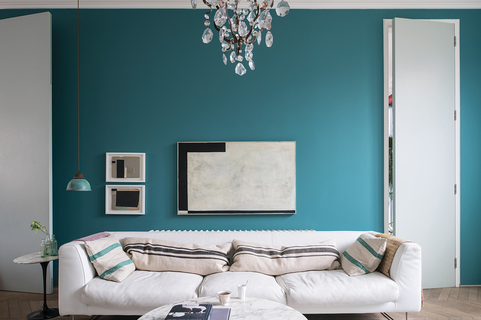 Пример оригинального дизайна: маленькая изолированная гостиная комната в современном стиле с синими стенами, паркетным полом среднего тона и коричневым полом без камина для на участке и в саду