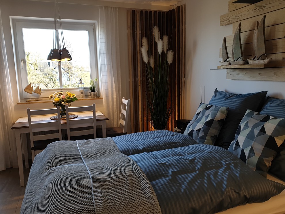 Источник вдохновения для домашнего уюта: маленькая открытая гостиная комната в скандинавском стиле с белыми стенами, полом из керамической плитки, телевизором на стене и коричневым полом для на участке и в саду